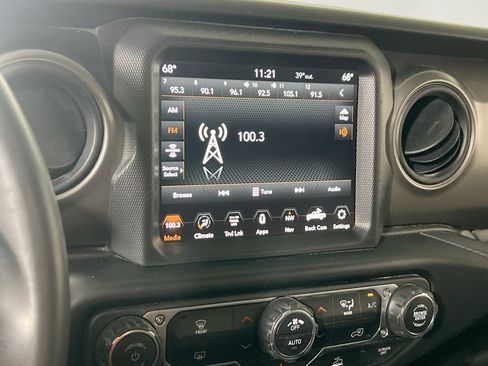 Used 2022 Jeep Gladiator Willys AWD/4WD image 15