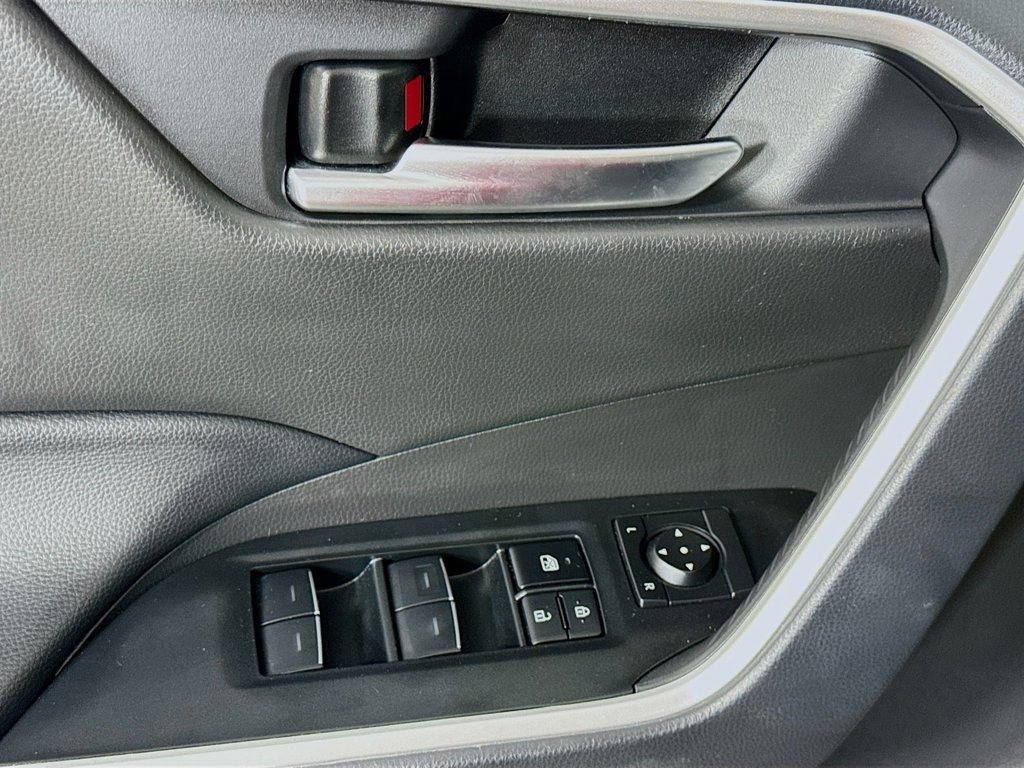 Used 2025 Toyota RAV4 XLE FWD image 22