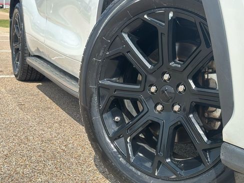 Used 2022 Toyota Highlander L image 2