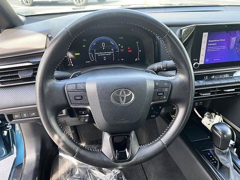 Used 2025 Toyota Camry SE FWD image 17