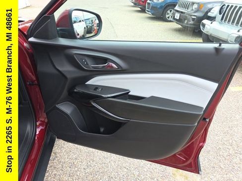 Used 2025 Chevrolet Trax LT FWD image 39