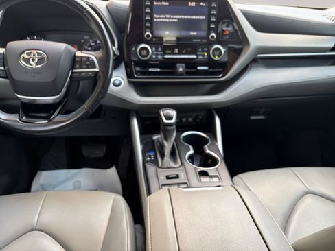 Used 2020 Toyota Highlander XLE AWD/4WD image 10
