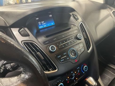 Used 2016 Ford Focus SE w/ Equipment Group 201A FWD image 10