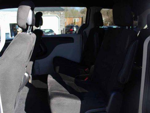 Used 2015 Dodge Grand Caravan SE image 21