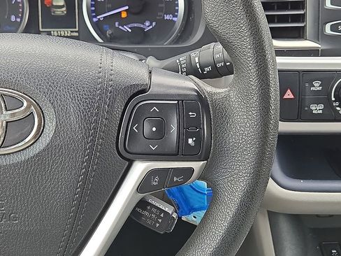 Used 2019 Toyota Highlander LE FWD image 18