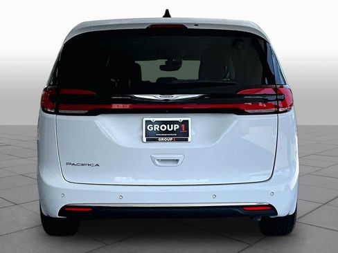 Used 2024 Chrysler Pacifica Touring-L FWD image 5
