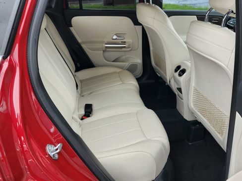 Used 2021 Mercedes-Benz GLA 250 4MATIC w/ Premium Package image 13