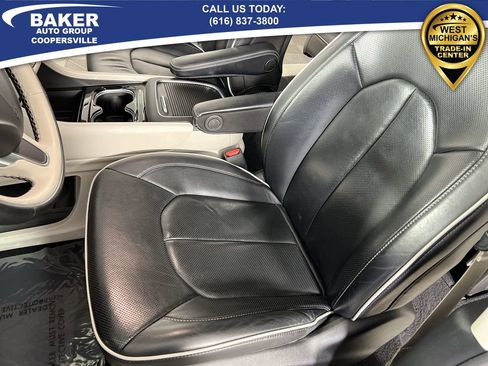 Used 2021 Chrysler Pacifica Limited w/ Uconnect Theater Family Group image 21