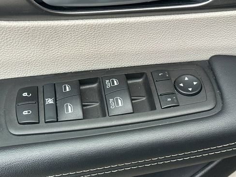 Used 2024 Chrysler Pacifica Select image 12