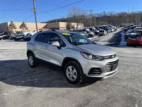 Used 2022 Chevrolet Trax LT w/ LT Convenience Package image 6