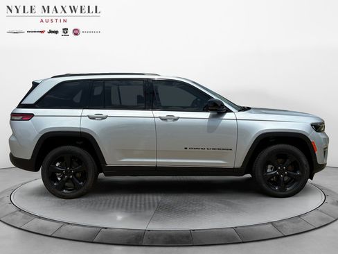 New 2025 Jeep Grand Cherokee Limited w/ Black Appearance Package RWD image 18