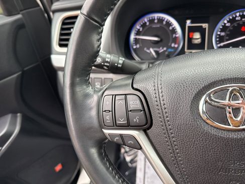 Used 2019 Toyota Highlander Limited image 17