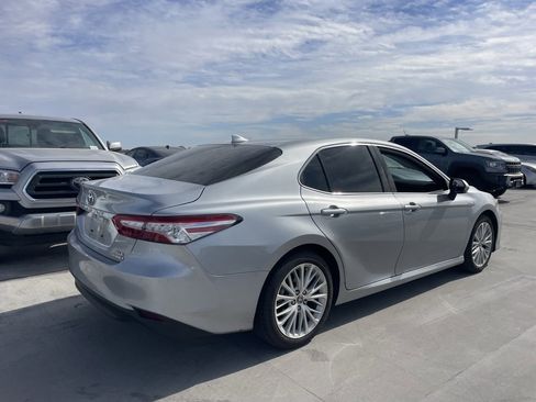 Used 2020 Toyota Camry XLE image 2