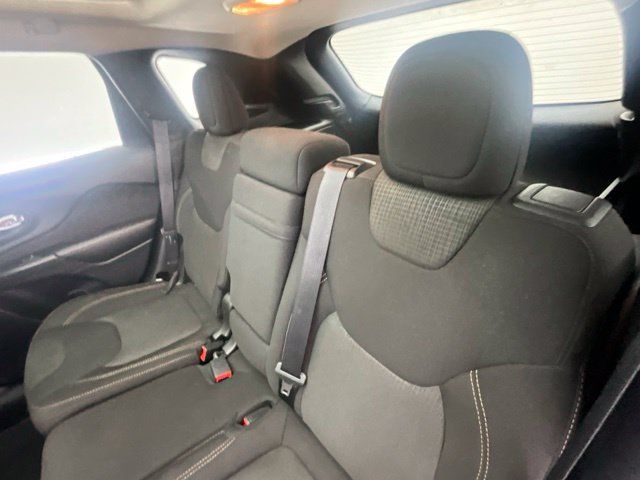 Used 2017 Jeep Cherokee Latitude w/ Comfort/Convenience Group AWD/4WD image 7