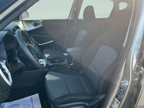 Used 2025 Kia Soul LX w/ LX Technology Package FWD image 11