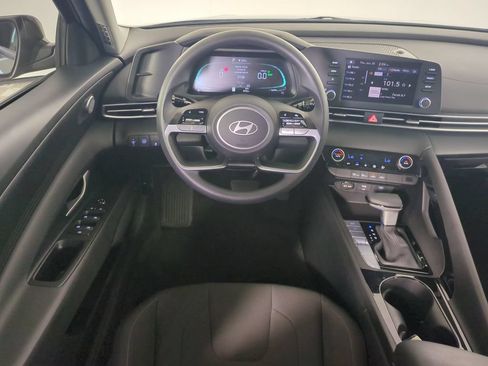 Used 2025 Hyundai Elantra Hybrid FWD image 17