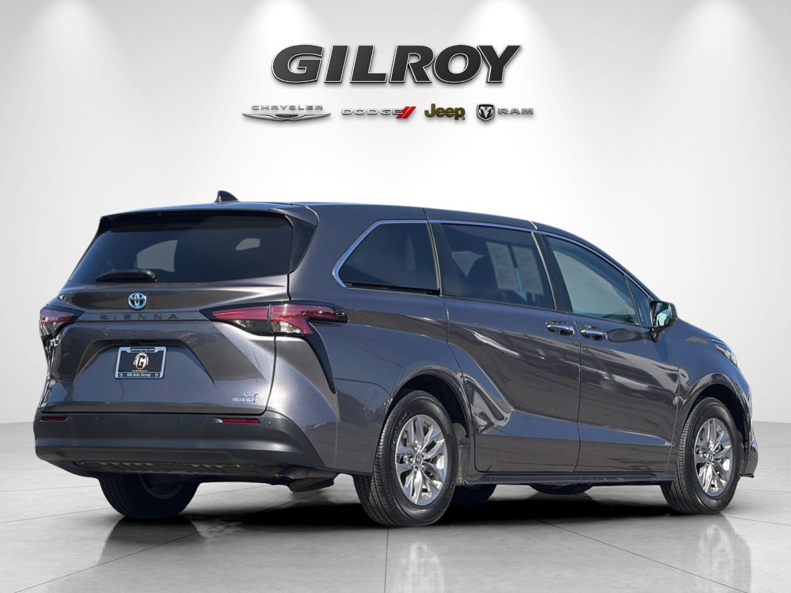 Used 2022 Toyota Sienna XLE FWD image 4