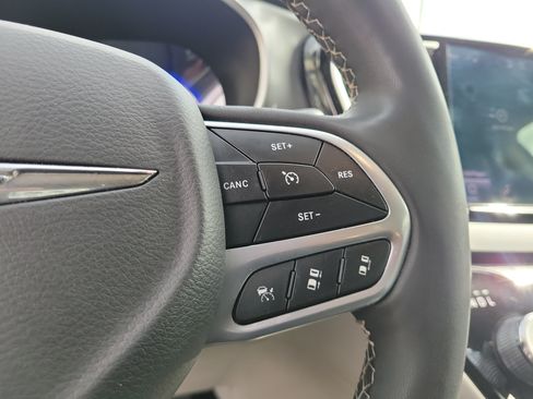 Used 2023 Chrysler Pacifica Touring-L FWD image 23