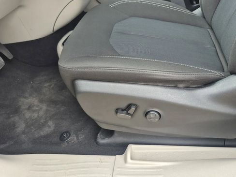 Used 2022 Chrysler Voyager LX image 14