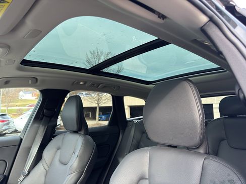 Certified 2022 Volvo XC60 B5 Momentum w/ Climate Package image 18