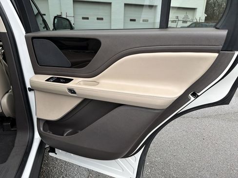 Used 2023 Lincoln Aviator AWD w/ Premium Package image 16