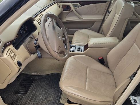 Used 2000 Mercedes-Benz E 320 4MATIC Sedan image 7