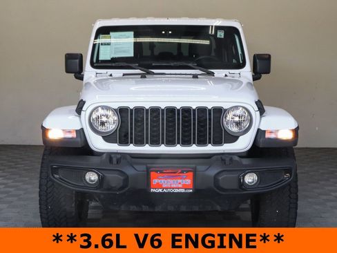Used 2025 Jeep Gladiator Sport AWD/4WD image 4