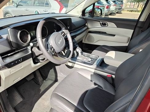 Used 2024 Kia Carnival LX FWD image 20
