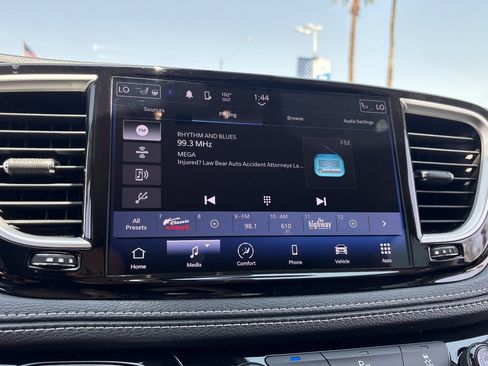 Used 2023 Chrysler Pacifica Touring-L FWD image 21