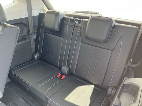 Used 2024 Volkswagen Tiguan SE w/ Panoramic Sunroof Package FWD image 16