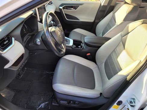 Used 2019 Toyota RAV4 Limited image 16
