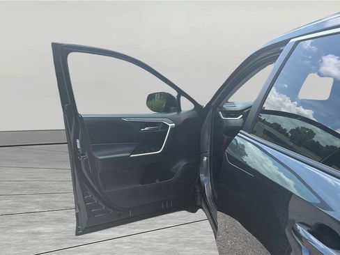 Used 2025 Toyota RAV4 XLE FWD image 15