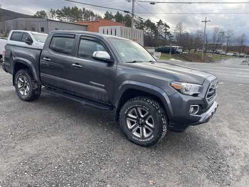 Used 2017 Toyota Tacoma Limited image 1