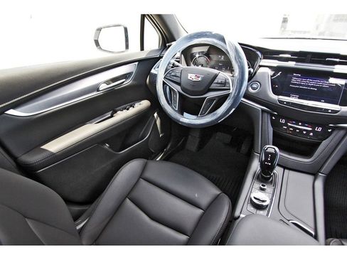 New 2025 Cadillac XT5 Luxury image 8