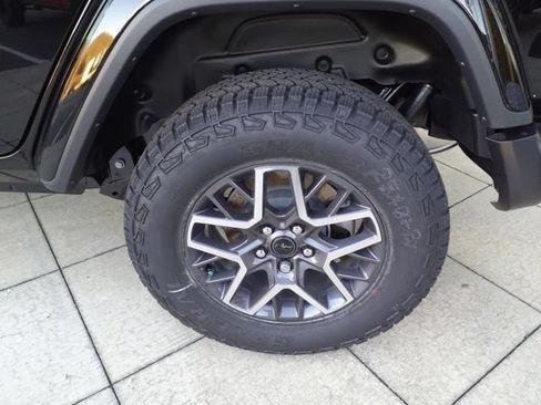 Used 2025 Jeep Wrangler Unlimited Sahara AWD/4WD image 7