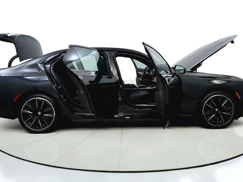 Used 2023 BMW 740i w/ Parking Assistance Package RWD image 15