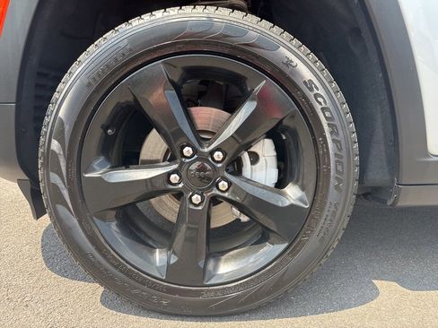 Used 2024 Jeep Grand Cherokee Limited w/ Black Appearance Package image 15