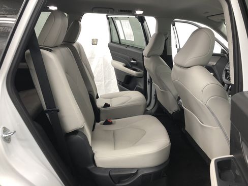 Used 2024 Toyota Grand Highlander XLE image 10