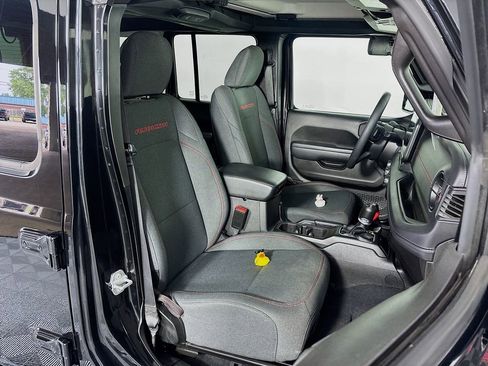 Used 2025 Jeep Wrangler Unlimited Rubicon AWD/4WD image 26