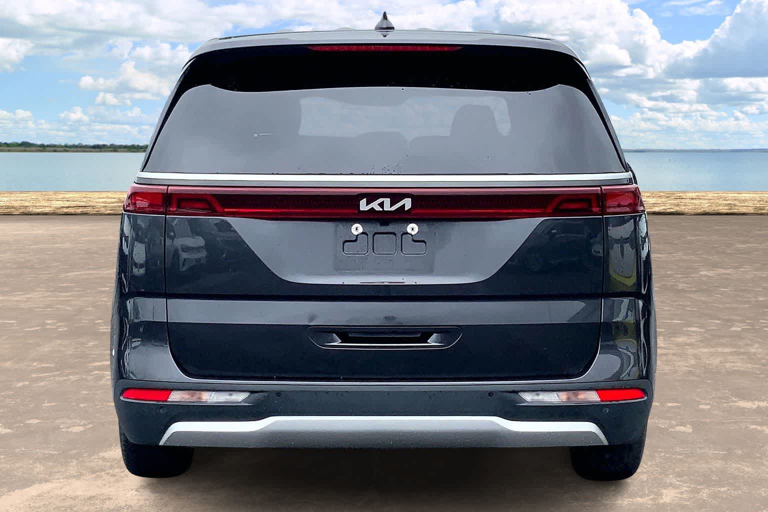 Used 2023 Kia Carnival LX FWD image 5