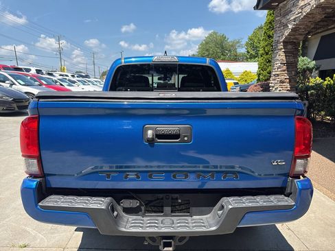 Used 2018 Toyota Tacoma TRD Sport AWD/4WD image 4