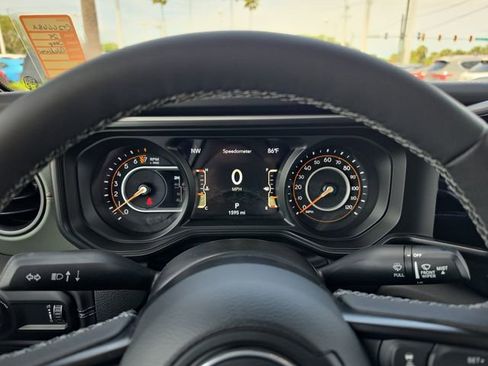 Used 2025 Jeep Gladiator Mojave AWD/4WD image 16
