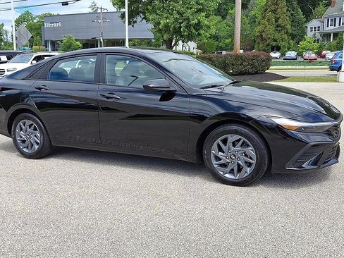 Used 2024 Hyundai Elantra SEL FWD image 2
