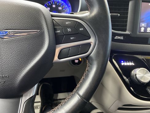 Certified 2020 Chrysler Pacifica Touring-L image 22
