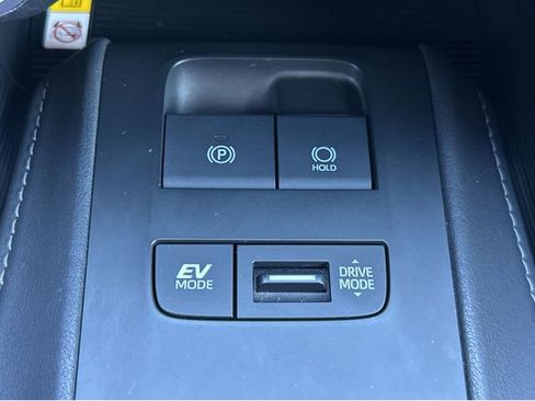 Used 2021 Toyota Venza XLE w/ Carpet Mat Package (TMS) image 30