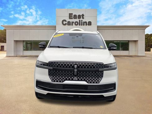 Used 2025 Lincoln Navigator Reserve image 8