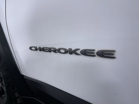 Used 2019 Jeep Cherokee Trailhawk image 25