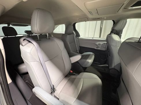 Used 2021 Toyota Sienna XLE image 24