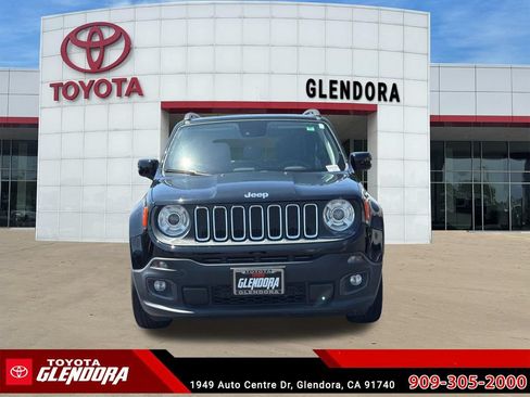 Used 2018 Jeep Renegade Latitude w/ UConnect 8.4 Nav Group FWD image 3