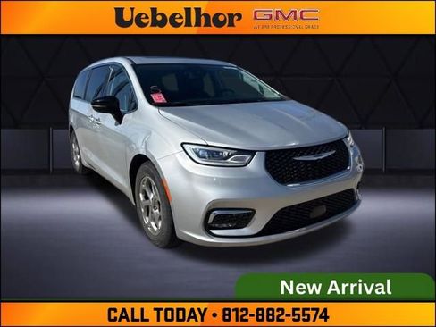 Used 2024 Chrysler Pacifica Limited image 2